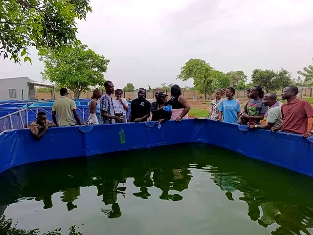 Groupe autour d'un bassin